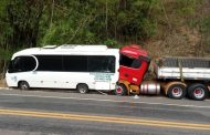 Carreta atinge micro-ônibus parado e motorista morre no local
