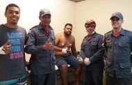 O resgate dos operários Douglas e Pablo Bombeiros socorrem trabalhadores que desmaiaram durante limpeza de caixas d’água