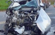 Grave acidente entre carro e carreta deixa dois mortos