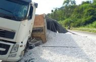 Motorista de caminhão morre após batida na BR-262 em Manhuaçu