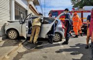Homem morre ao volante e veículo invade garagem em Muriaé