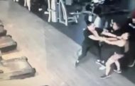 Disputa por aparelho em academia leva mulher a perder parte de dedo, arrancada a mordida