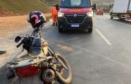Dois feridos em colisão de moto e carro na BR-262, em Manhuaçu