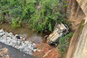 Veículo sai da pista e cai em rio às margens da BR 262, em Abre Campo