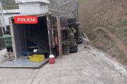 Caminhão que levava marmitas para o almoço dos presos tomba na porta do presídio de T. Otoni