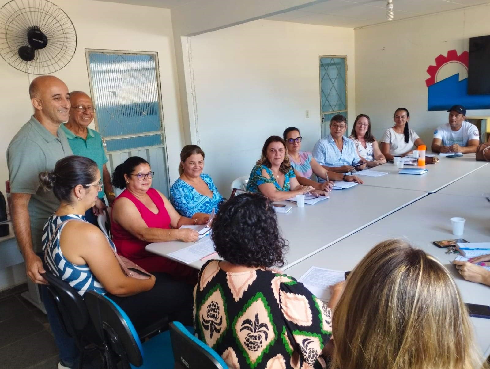 Secretaria de Educação realiza reunião de alinhamento para o início do ano letivo em Manhumirim