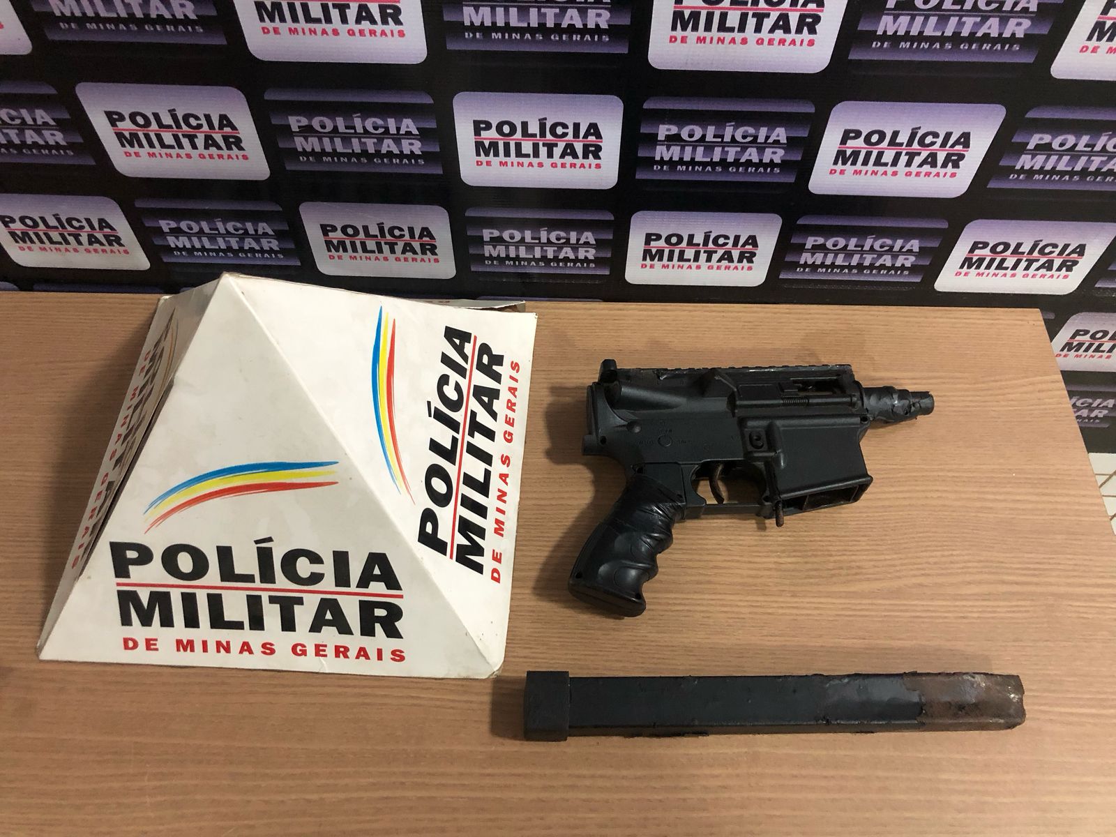 Dupla é presa portando submetralhadora e drogas